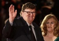 Moore y su esposa a su llegada a la alfombra roja en Venecia de su último trabajo